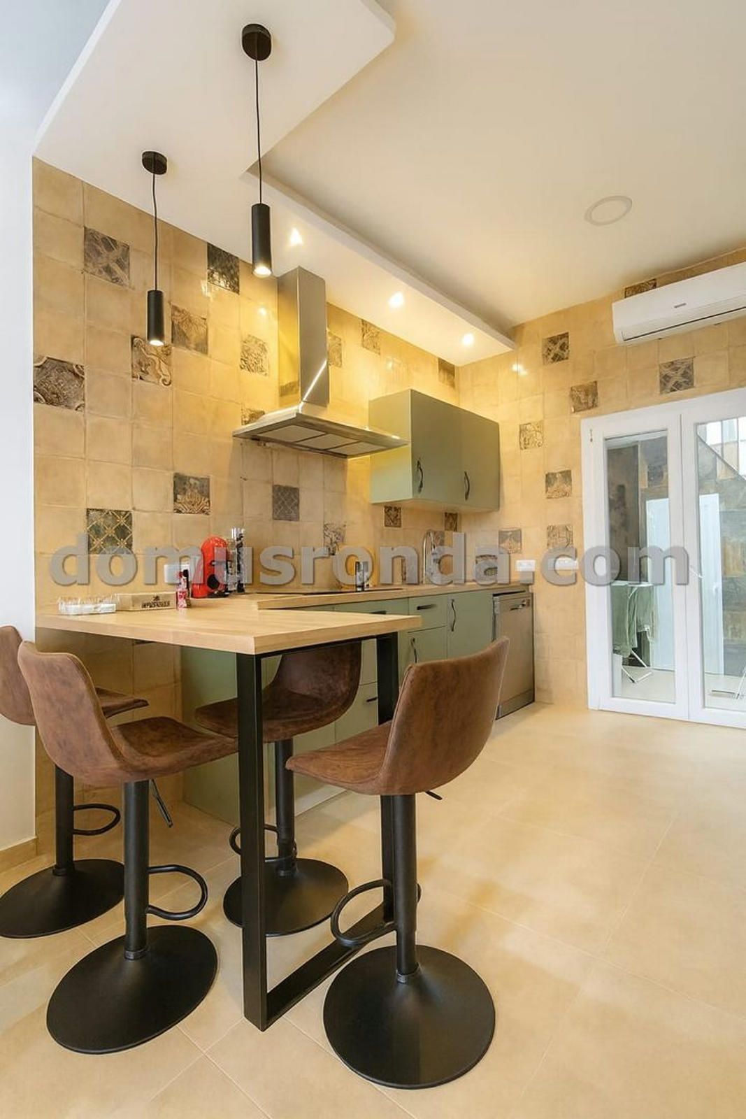 Cuina de Pis en venda en Ronda amb Calefacció, Terrassa i Traster