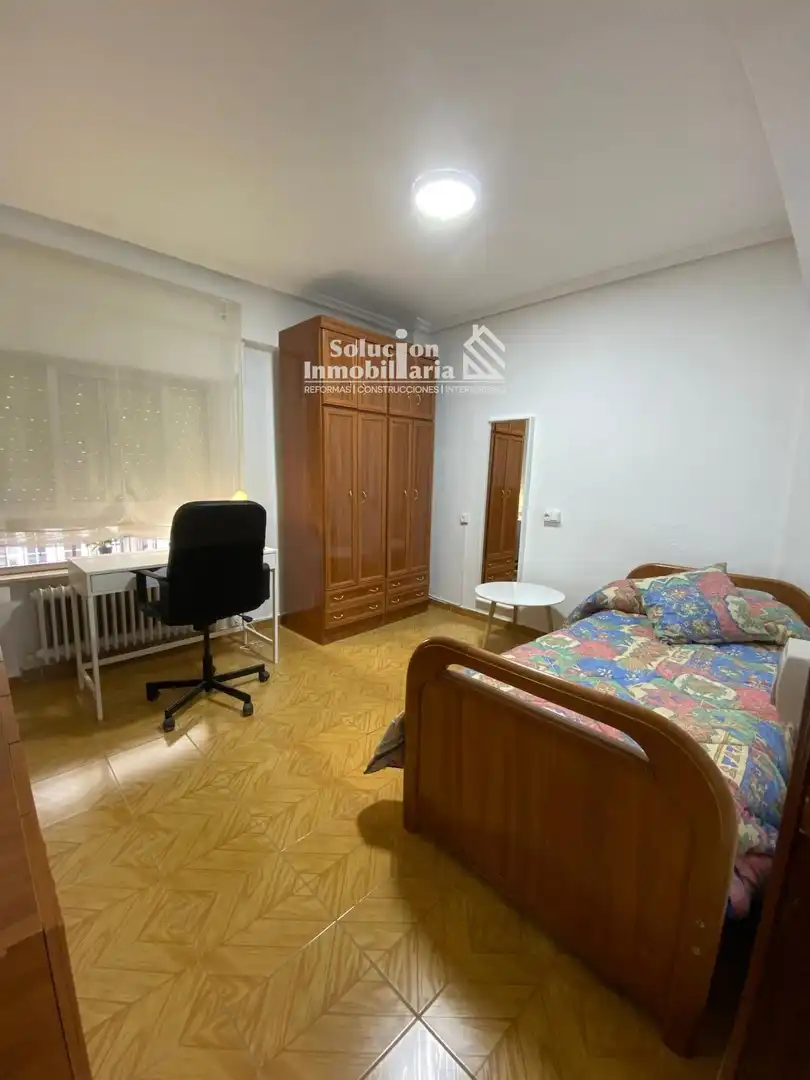 Dormitori de Pis de lloguer en Salamanca amb Calefacció, Terrassa i Moblat