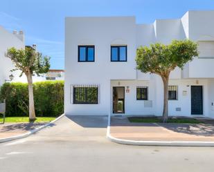 Vista exterior de Casa adosada en venda en Marbella amb Aire condicionat, Terrassa i Traster