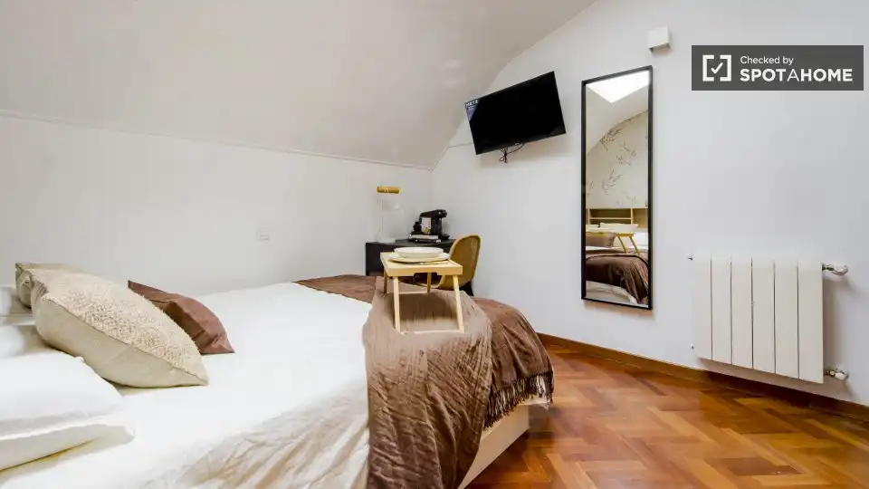 Bedroom of Flat for share in Madrid  with Air Conditioner, Heating and Furnished