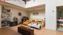 Sala d'estar de Dúplex en venda en La Moraleja amb Aire condicionat i Terrassa
