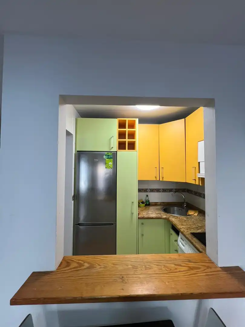 Cuina de Apartament de lloguer en Almería amb Aire condicionat i Moblat