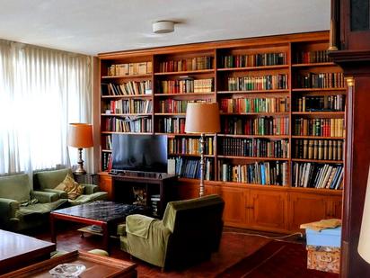 Sala d'estar de Pis en venda en  Madrid Capital amb Calefacció, Parquet i Traster