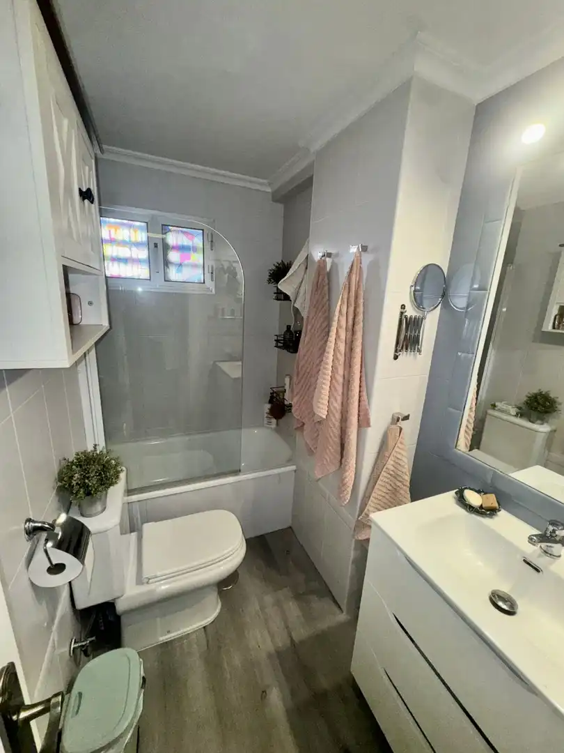 Baño de Piso en venta en Tomares con Aire acondicionado, Calefacción y Terraza