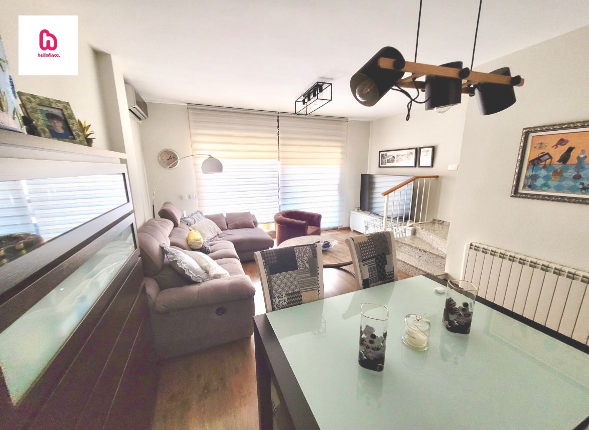 Sala d'estar de Casa adosada en venda en El Bruc amb Aire condicionat, Calefacció i Parquet