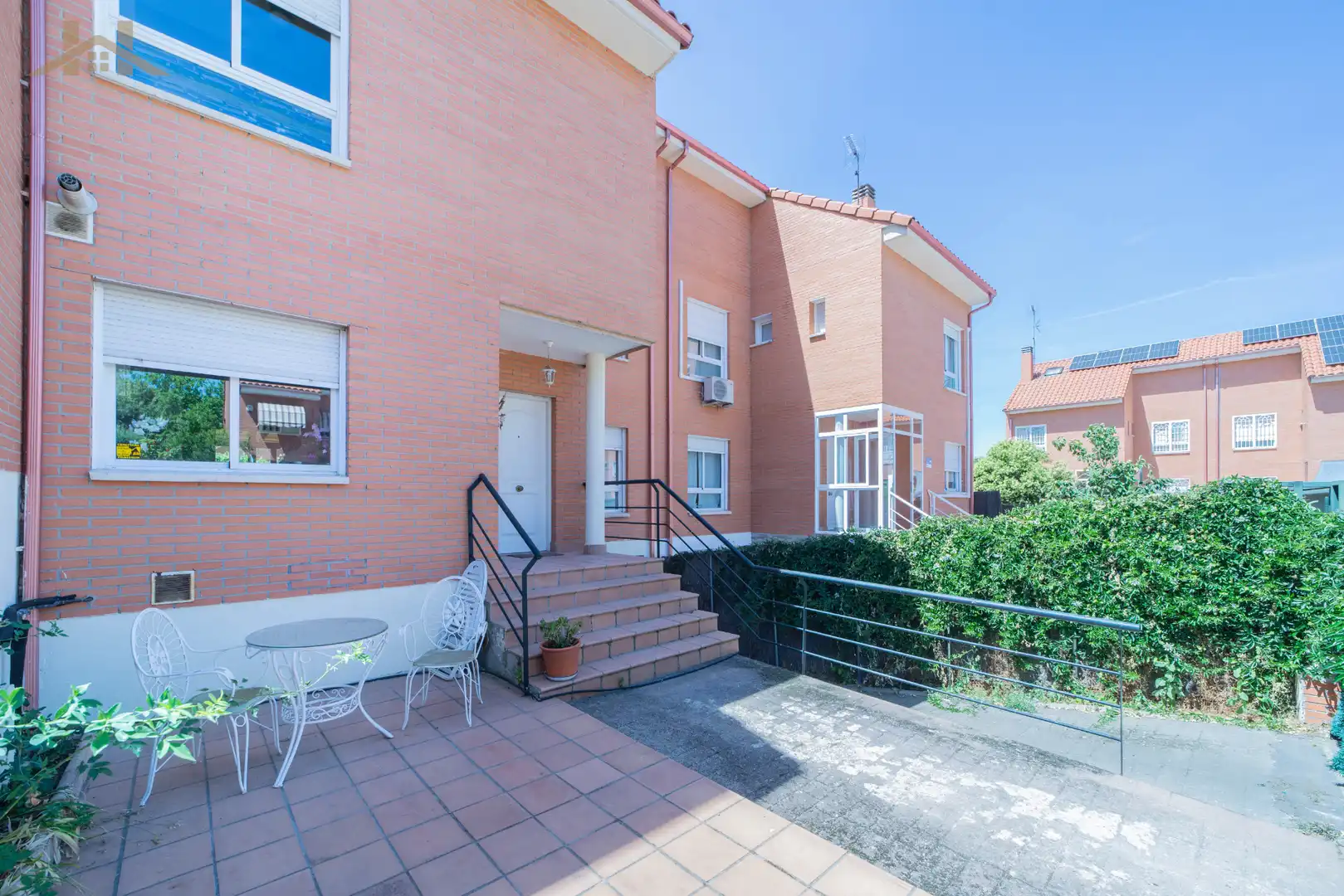 Außenansicht von Einfamilien-Reihenhaus zum Verkauf in Boadilla del Monte mit Heizung, Privatgarten und Mikrowelle