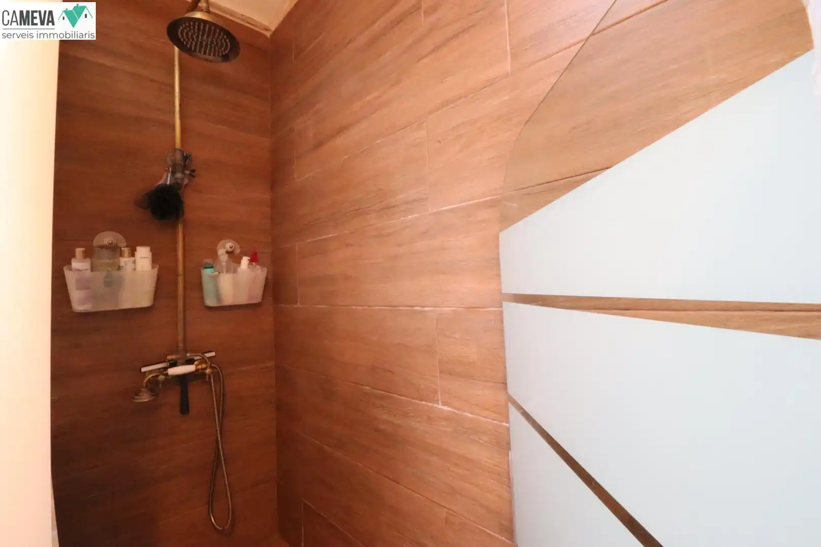 Badezimmer von Erdgeschoss zum Verkauf in Badalona mit Klimaanlage, Heizung und Terrasse