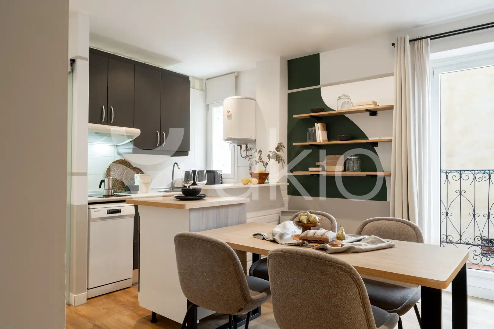 Cuina de Apartament de lloguer en Madrid amb Aire condicionat, Calefacció i Moblat