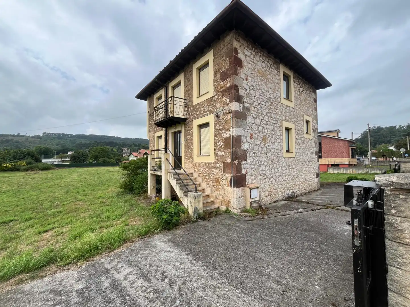 Vista exterior de Casa o xalet en venda en Camargo amb Calefacció, Jardí privat i Traster