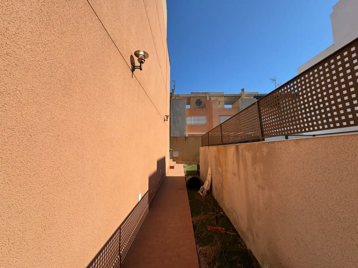 Vista exterior de Casa adosada en venda en Pilar de la Horadada amb Aire condicionat, Jardí privat i Terrassa