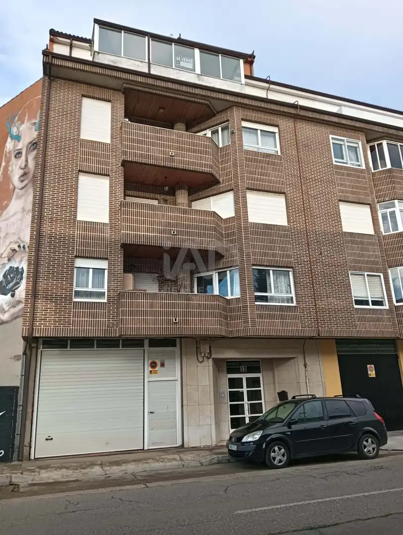 Vista exterior de Àtic en venda en La Bañeza  amb Calefacció i Terrassa