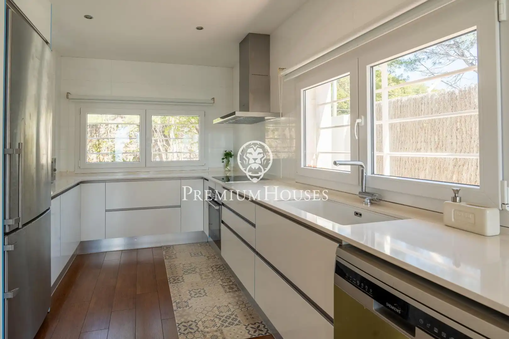 Kitchen of Houses for sale in Vilanova i la Geltrú  with Air Conditioner, Heating and Private garden