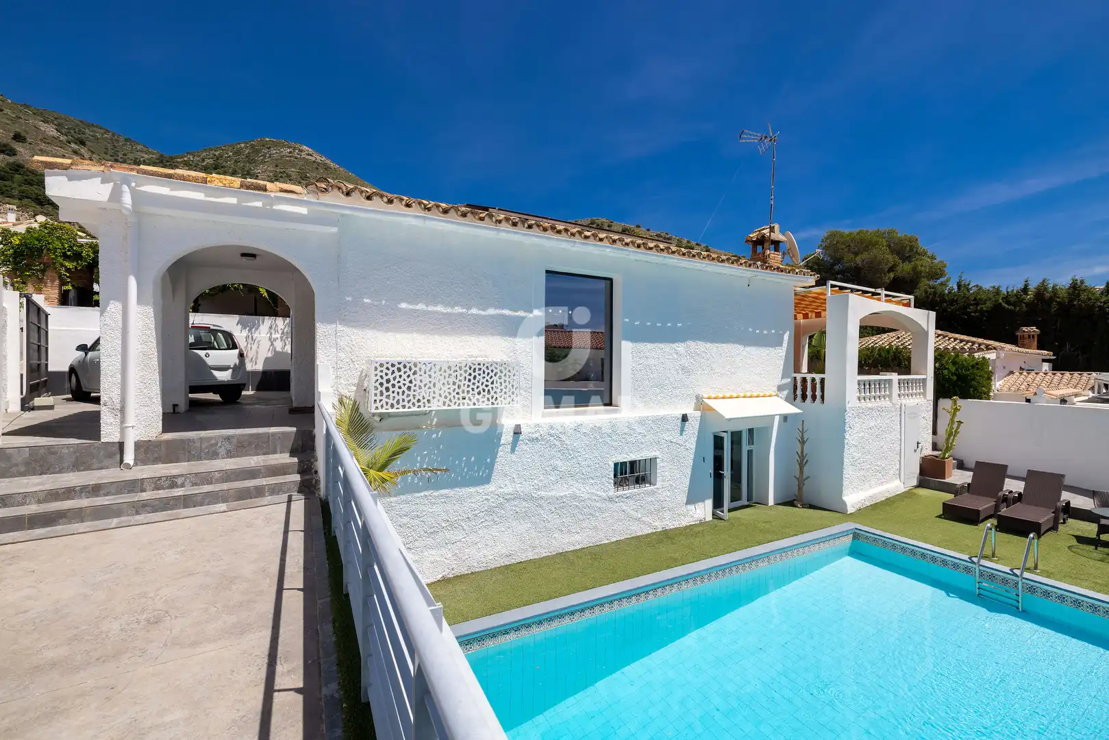 Vista exterior de Casa o xalet en venda en Benalmádena amb Jardí privat i Piscina