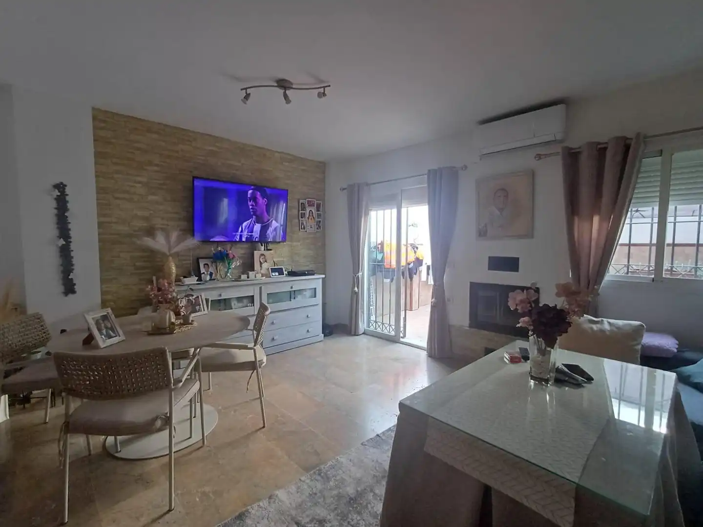 Wohnzimmer von Einfamilien-Reihenhaus zum Verkauf in Coria del Río