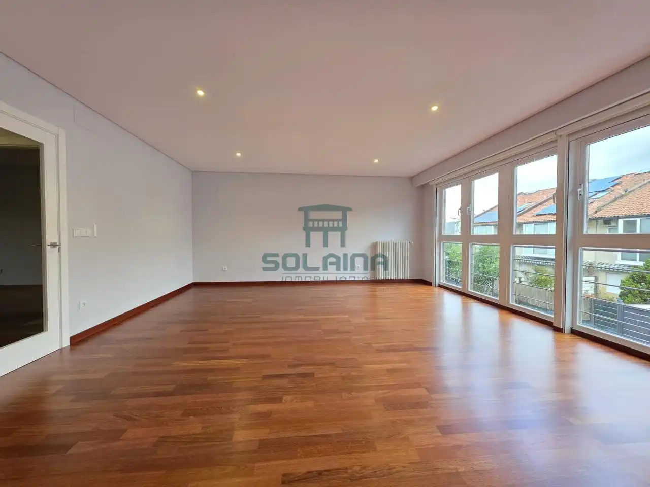 Sala d'estar de Casa adosada en venda en Ourense Capital  amb Calefacció, Jardí privat i Terrassa