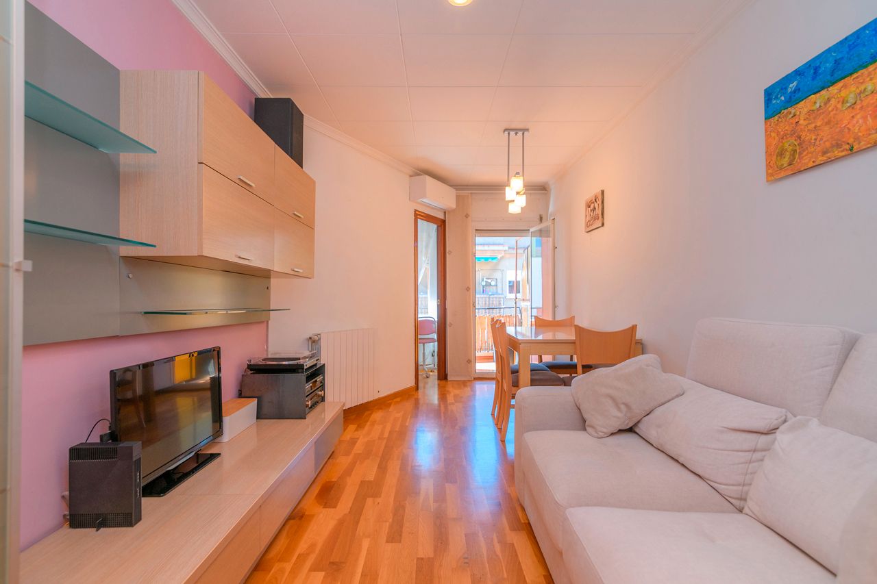 Living room of Flat for sale in Cornellà de Llobregat  with Air Conditioner, Heating and Parquet flooring