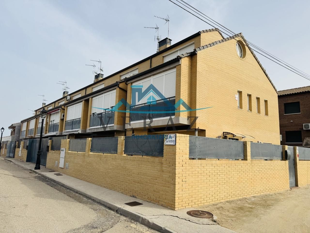 Vista exterior de Casa adosada en venda en Quismondo amb Calefacció i Terrassa