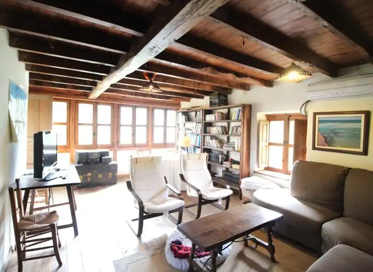 Wohnzimmer von Einfamilien-Reihenhaus zum Verkauf in Ponga mit Klimaanlage, Heizung und Möbliert