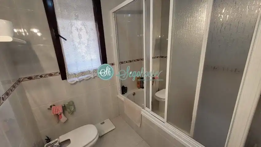 Bany de Casa o xalet en venda en Segovia amb Calefacció, Parquet i Terrassa