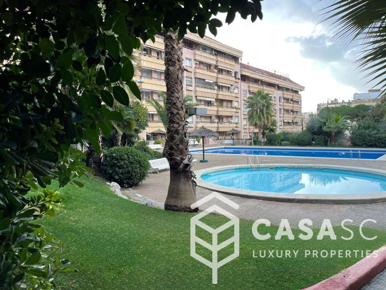 Vista exterior de Pis en venda en  Barcelona Capital amb Calefacció, Parquet i Terrassa