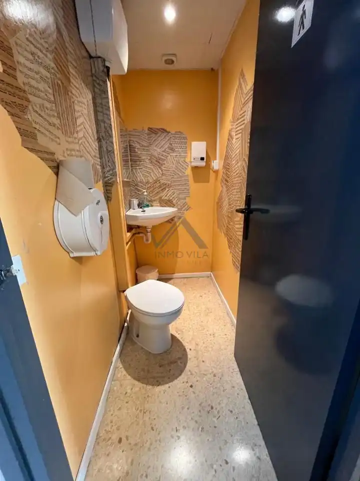 Bany de Local en venda en Mataró amb Aire condicionat