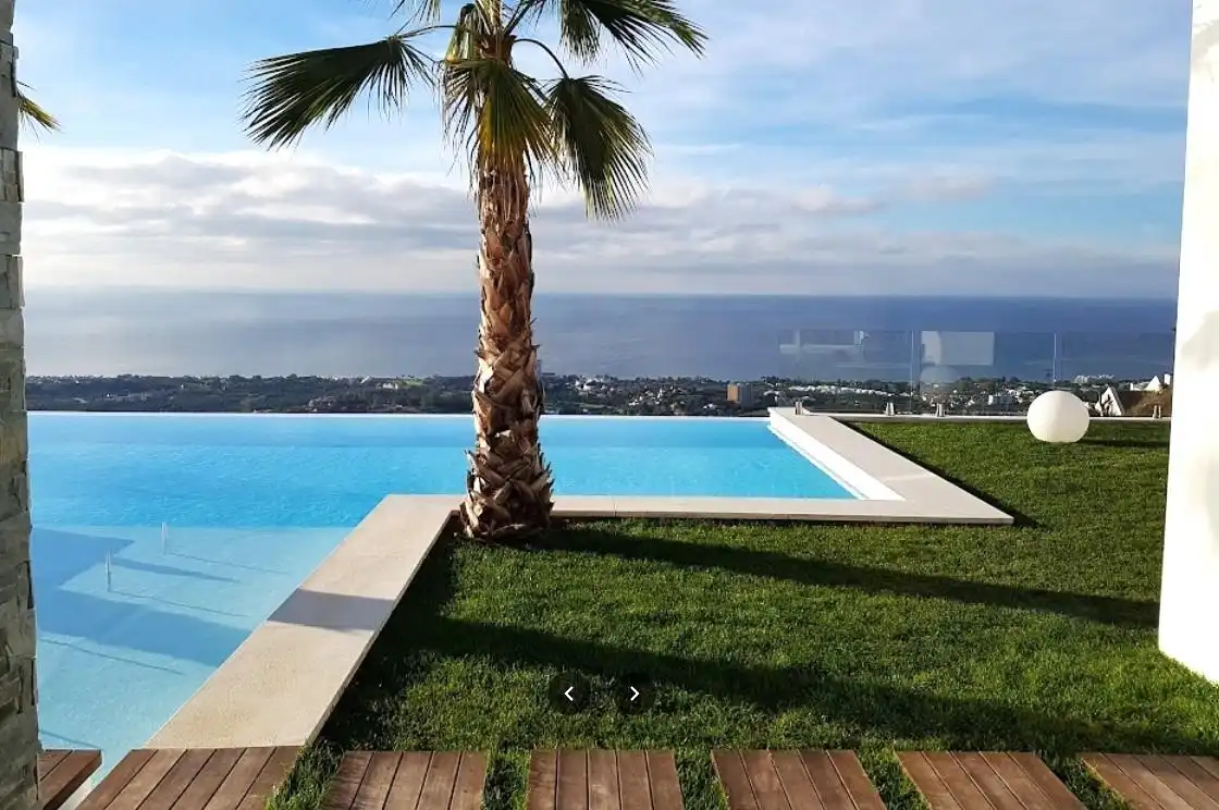 Swimming pool of Residential for sale in Marbella