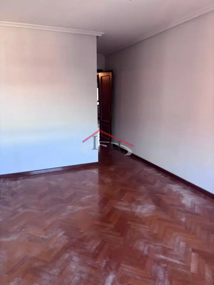 Sala d'estar de Pis en venda en León Capital  amb Calefacció, Terrassa i Traster