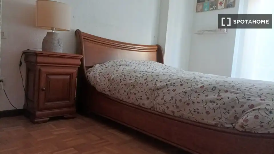 Dormitori de Apartament per a compartir en Madrid amb Aire condicionat, Calefacció i Terrassa