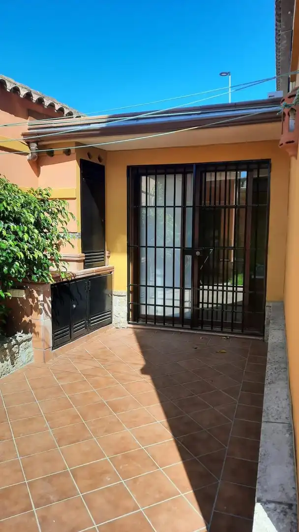 Vista exterior de Casa adosada en venda en El Puerto de Santa María amb Aire condicionat, Jardí privat i Terrassa