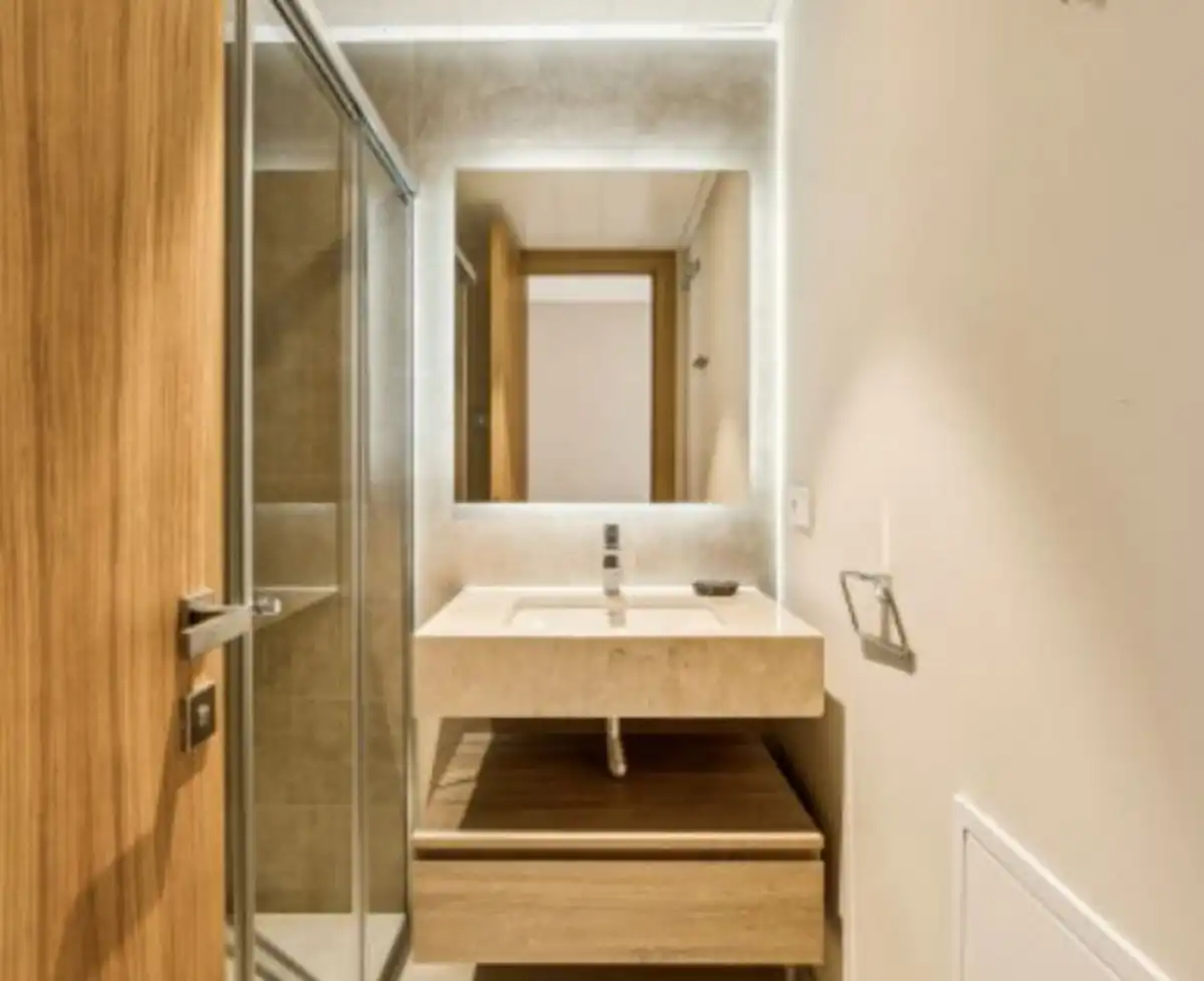 Badezimmer von Einfamilien-Reihenhaus zum Verkauf in Benahavís mit Klimaanlage, Privatgarten und Terrasse