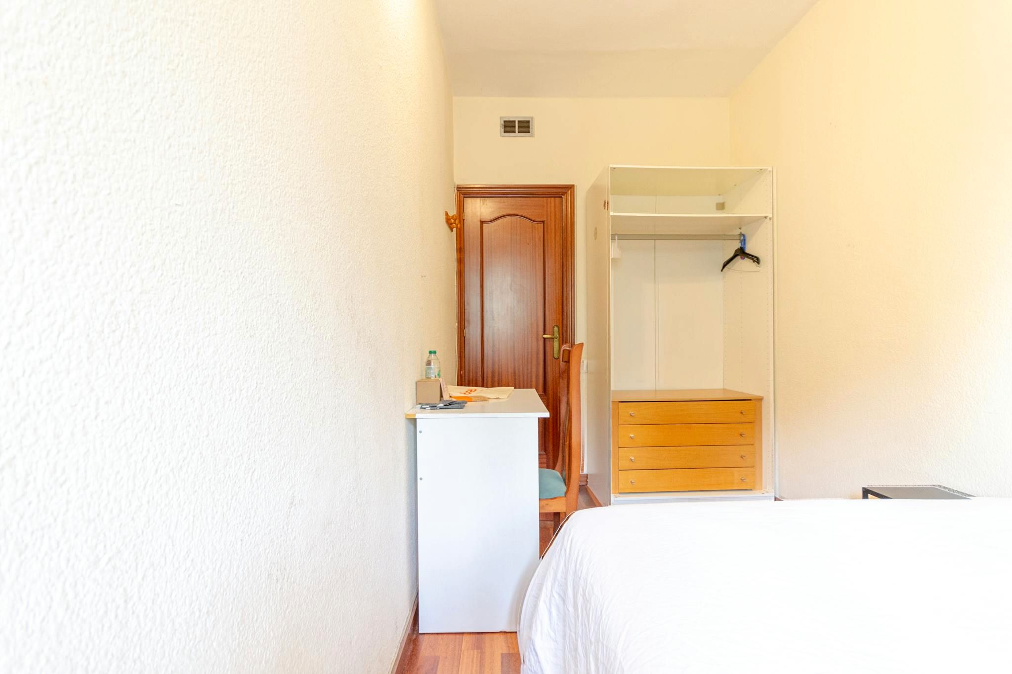 Bedroom of Flat to share in  Barcelona Capital  with Heating, Furnished and Washing machine