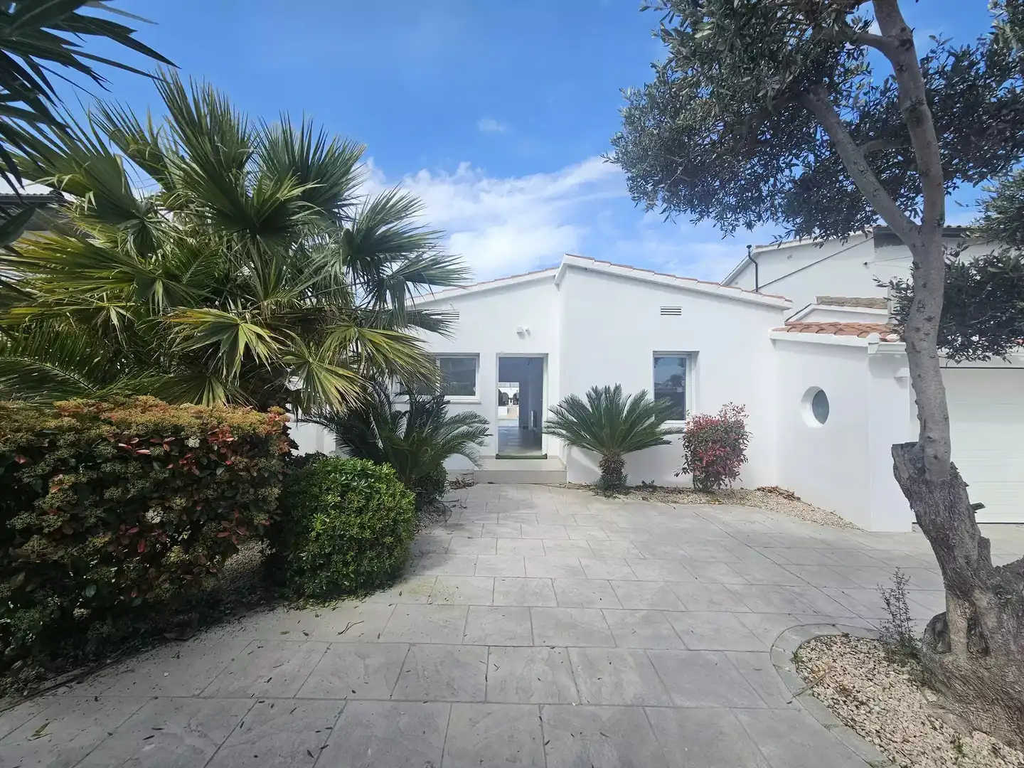 Vista exterior de Casa o xalet en venda en Empuriabrava amb Aire condicionat, Calefacció i Jardí privat