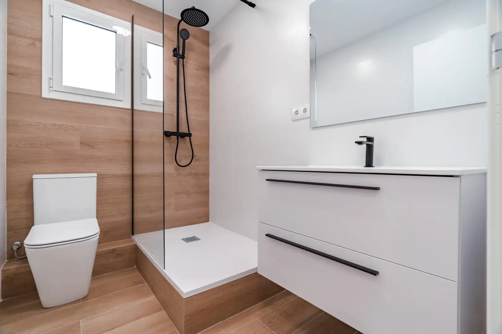 Badezimmer von Wohnung zum Verkauf in Tarragona mit Klimaanlage und Balkon