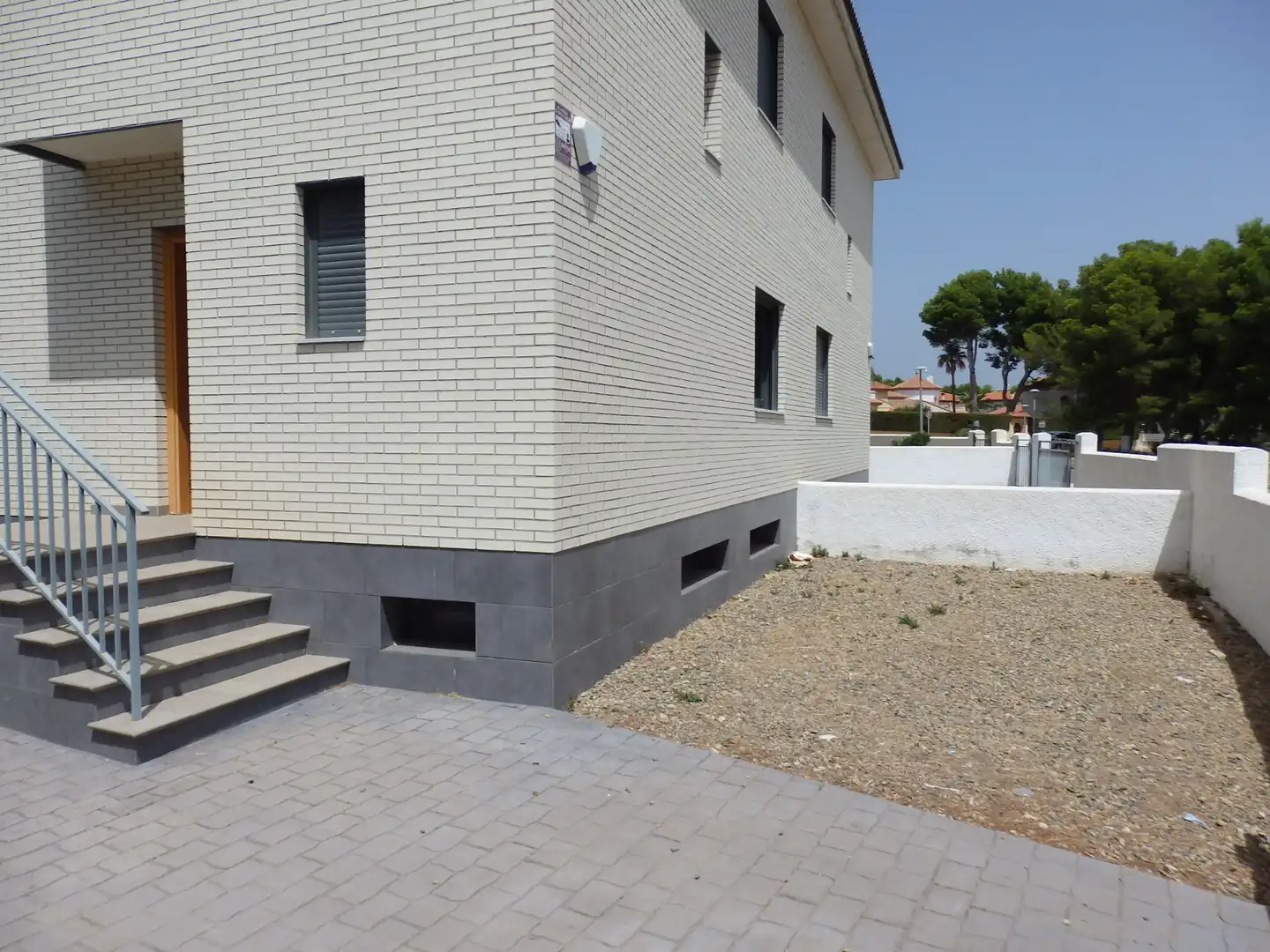Außenansicht von Einfamilien-Reihenhaus zum Verkauf in Mont-roig del Camp mit Klimaanlage, Privatgarten und Terrasse