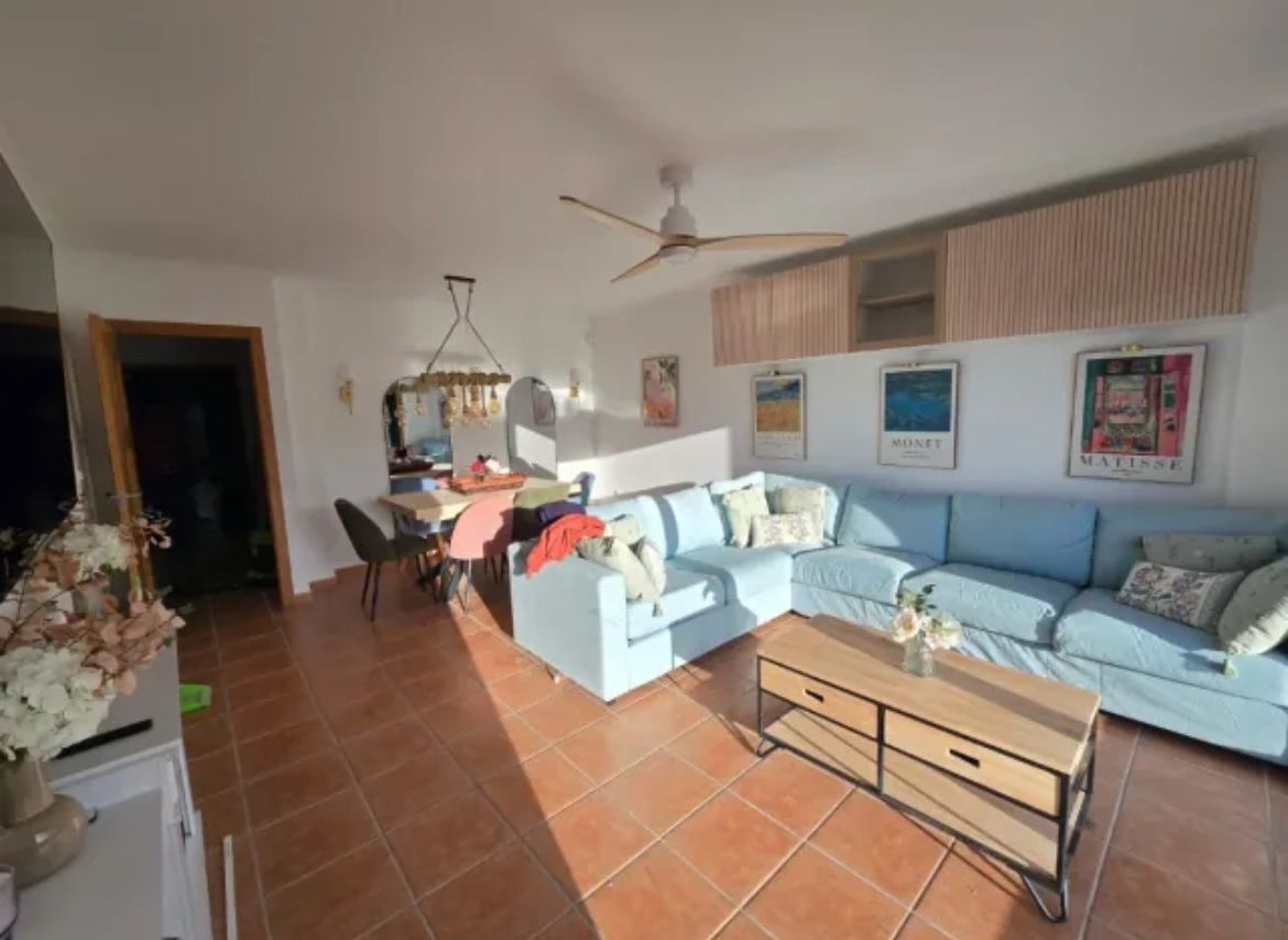 Sala d'estar de Casa adosada en venda en Sanxenxo amb Jardí privat, Terrassa i Moblat