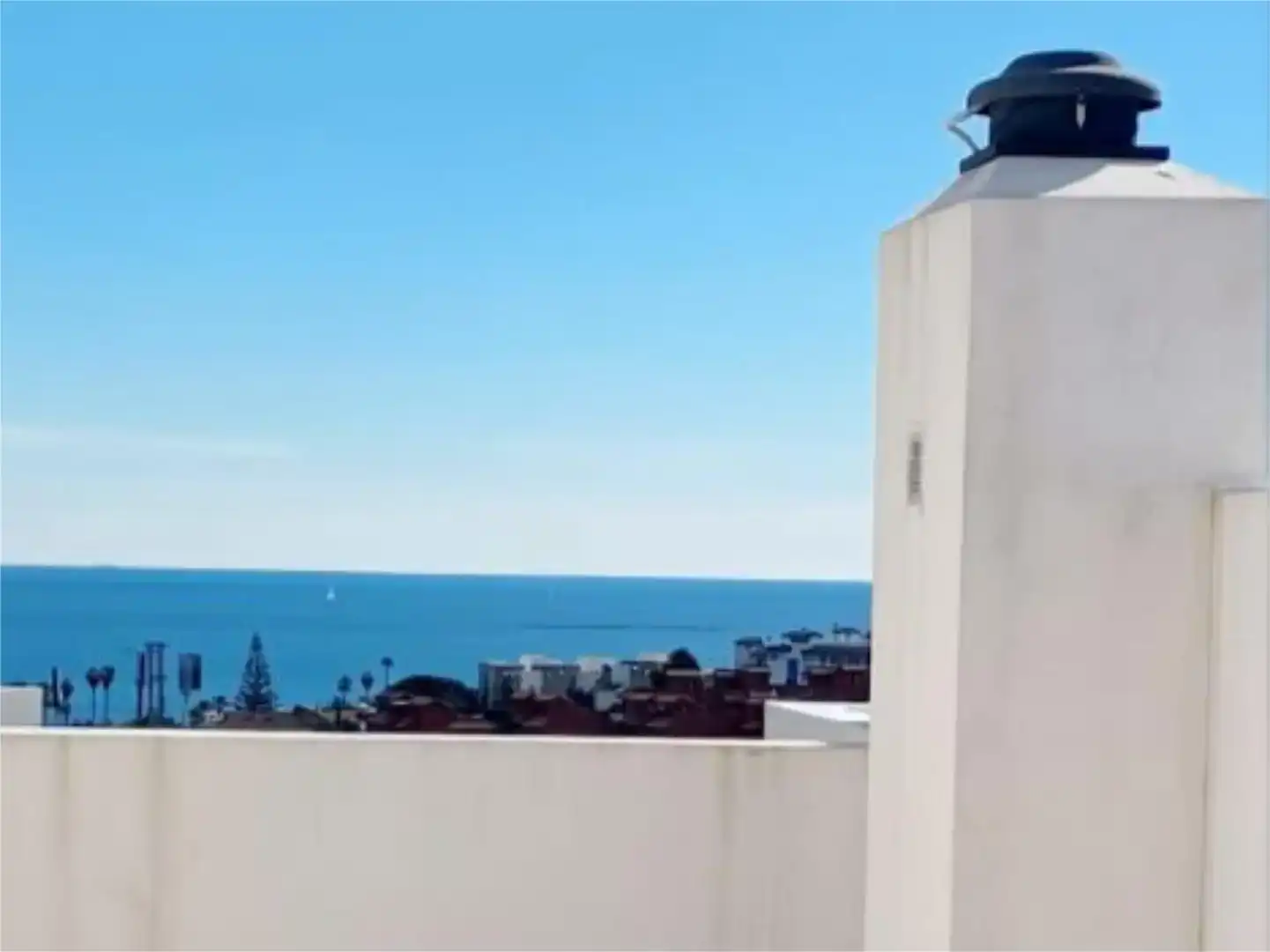 Vista exterior de Ático en venta en Estepona con Aire acondicionado, Piscina y Balcón