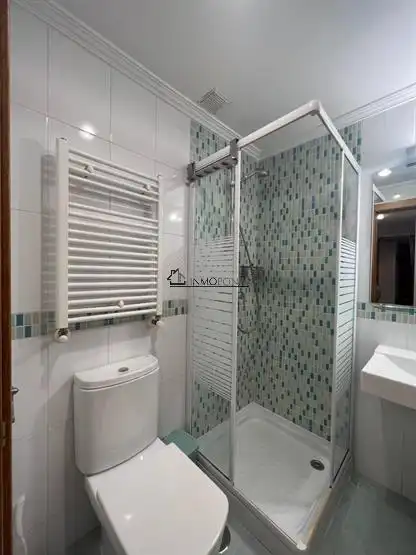 Badezimmer von Wohnung zur Miete in Poio mit Heizung, Ofen und Waschmaschine