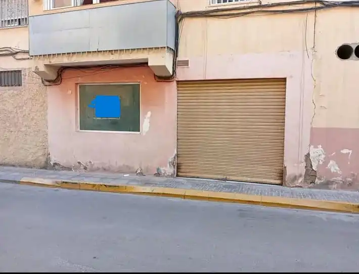 Local comercial en venda a Calle Escolar de Viator 9