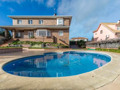 Piscina de Casa o xalet en venda en Villanueva del Pardillo amb Aire condicionat, Terrassa i Piscina