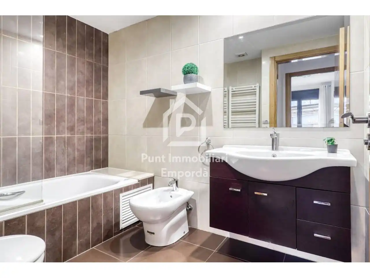 Bathroom of Flat for sale in Figueres  with Air Conditioner, Heating and Private garden