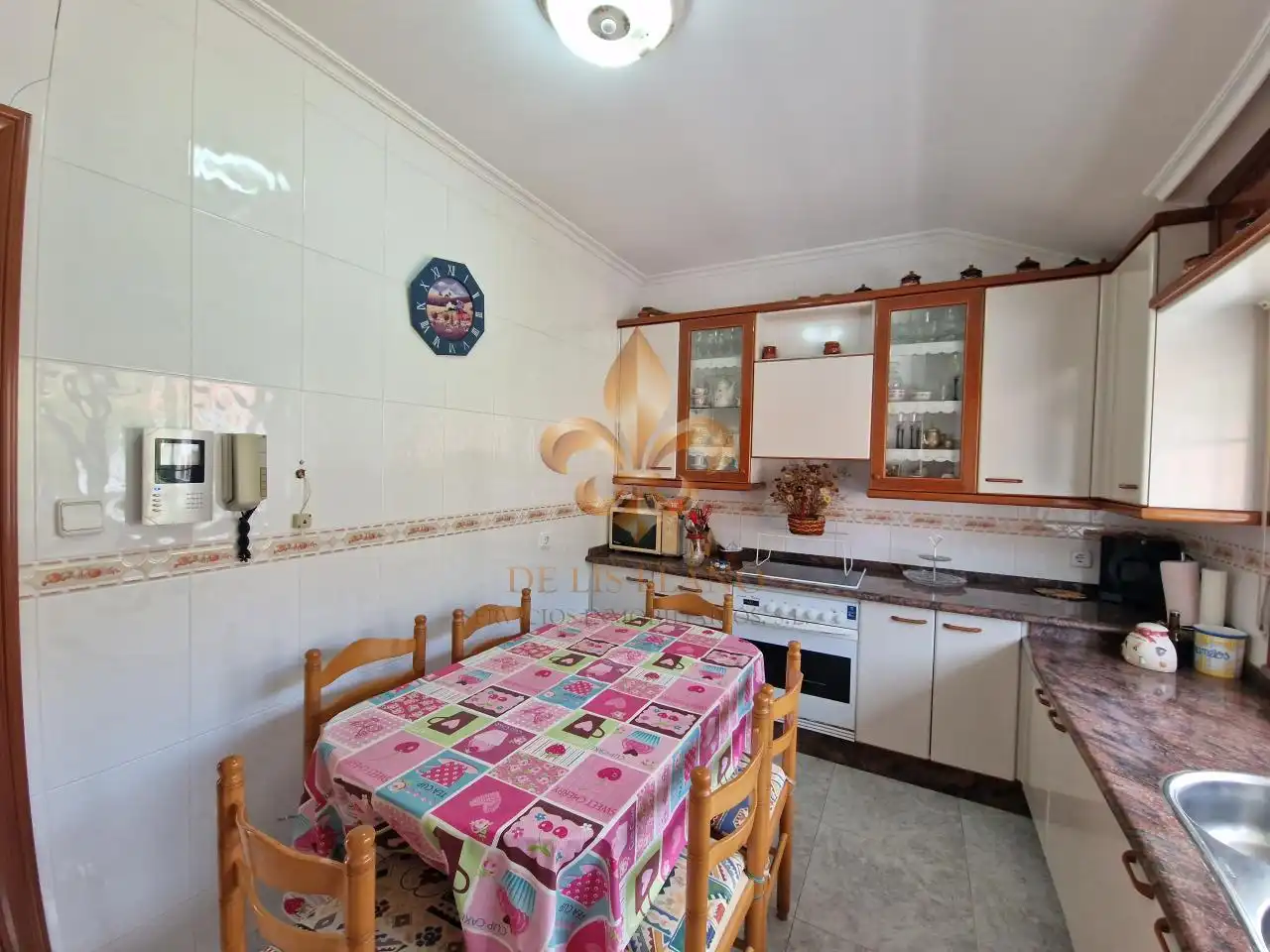 Cocina de Piso en venta en Oia con Calefacción, Terraza y Amueblado