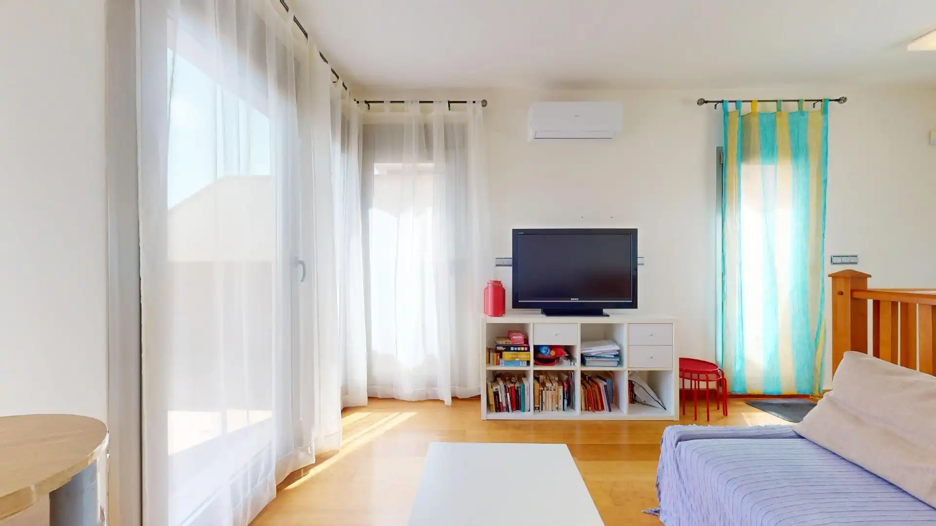 Sala d'estar de Casa adosada en venda en Pilar de la Horadada amb Aire condicionat, Jardí privat i Terrassa