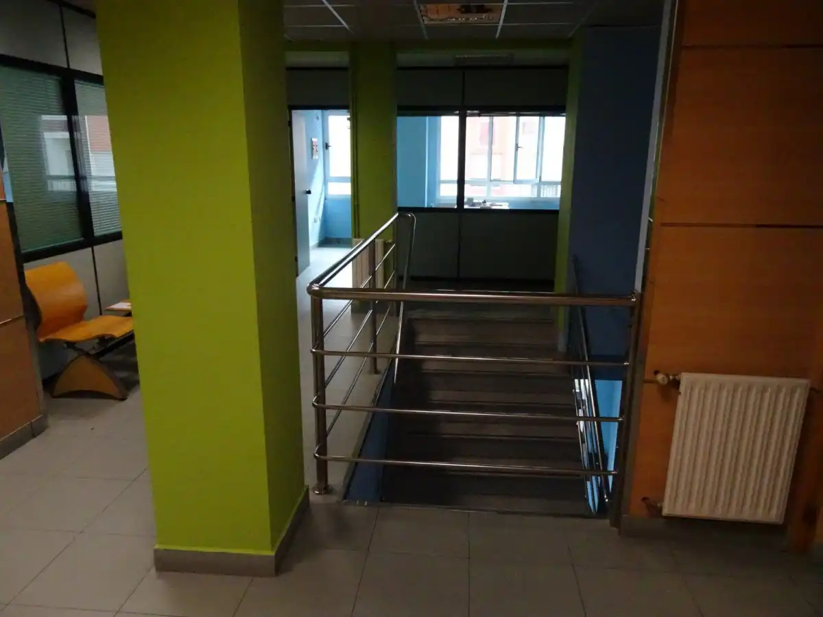 Büro zur Miete in Torrelavega  mit Klimaanlage, Abstellraum und Möbliert
