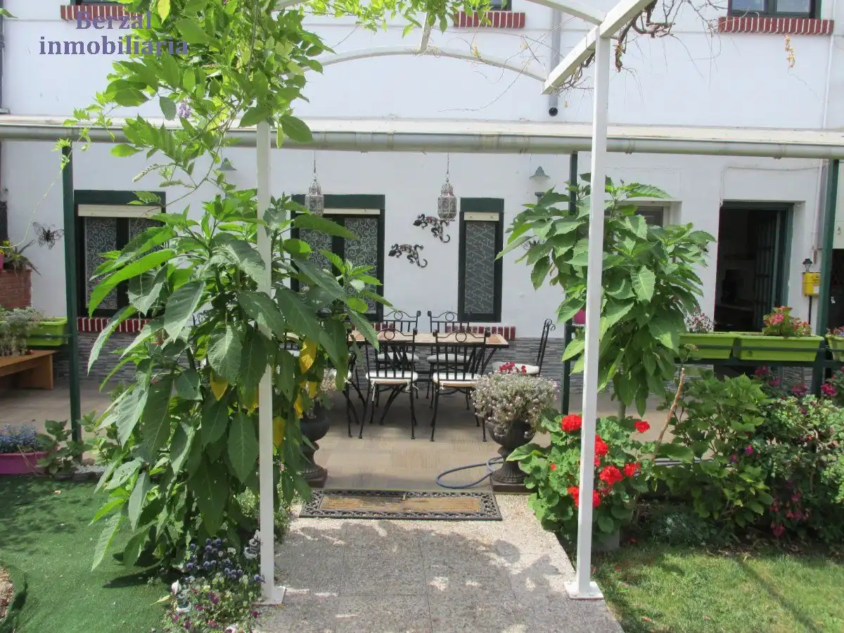 Jardí de Casa o xalet en venda en  Logroño amb Calefacció, Jardí privat i Terrassa
