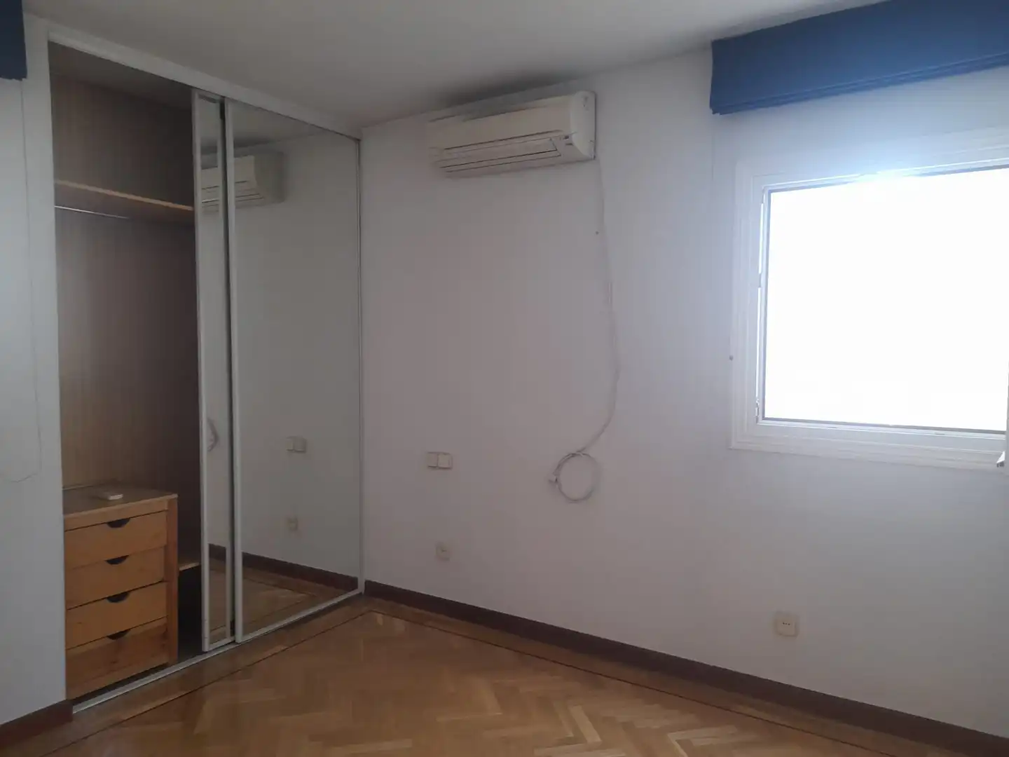 Habitación de Casa adosada en venta en Pozuelo de Alarcón con Aire acondicionado, Calefacción y Jardín privado