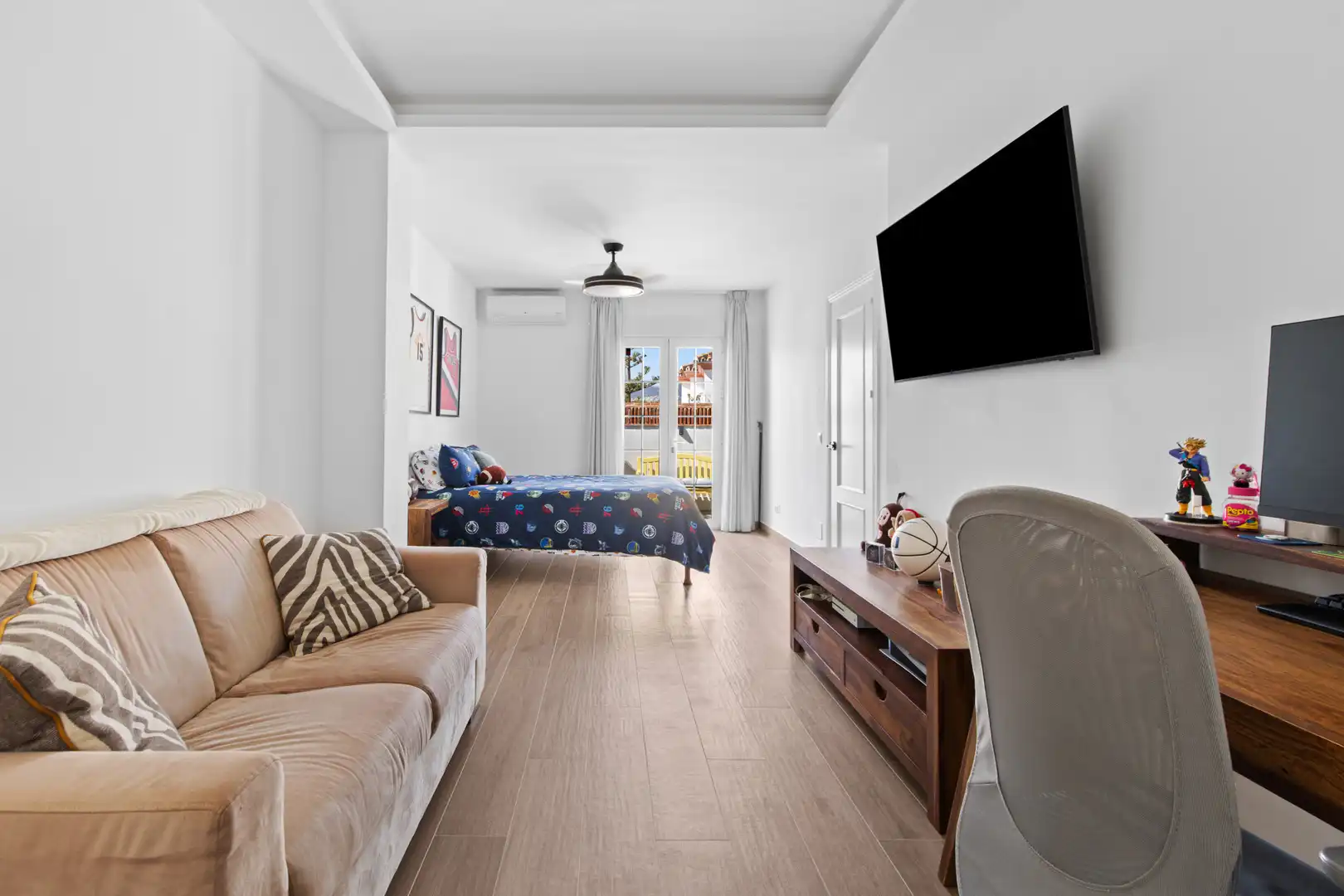 Sala d'estar de Casa adosada en venda en Marbella amb Aire condicionat, Jardí privat i Terrassa