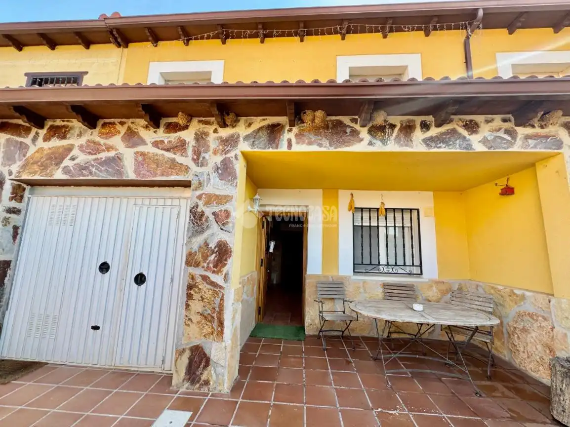 Vista exterior de Casa adosada en venta en Espinosa de Henares con Jardín privado y Trastero
