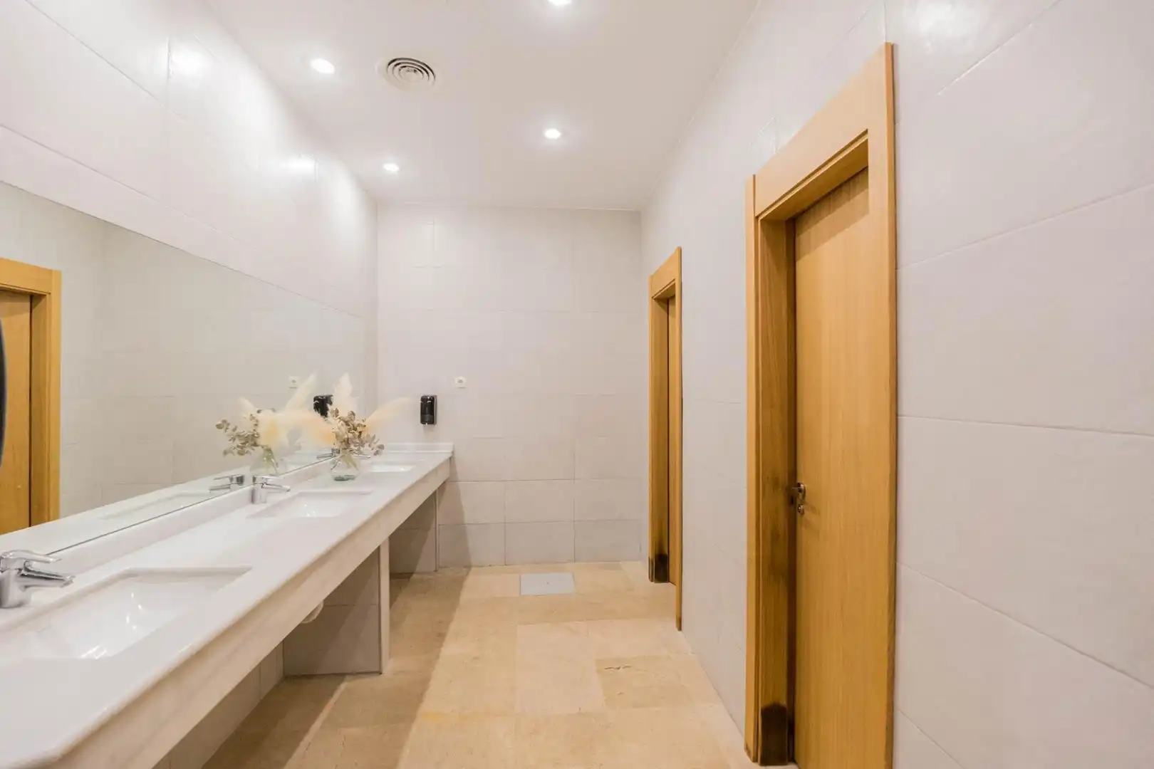 Bathroom of Flat for sale in Benahavís  with Air Conditioner, Heating and Private garden