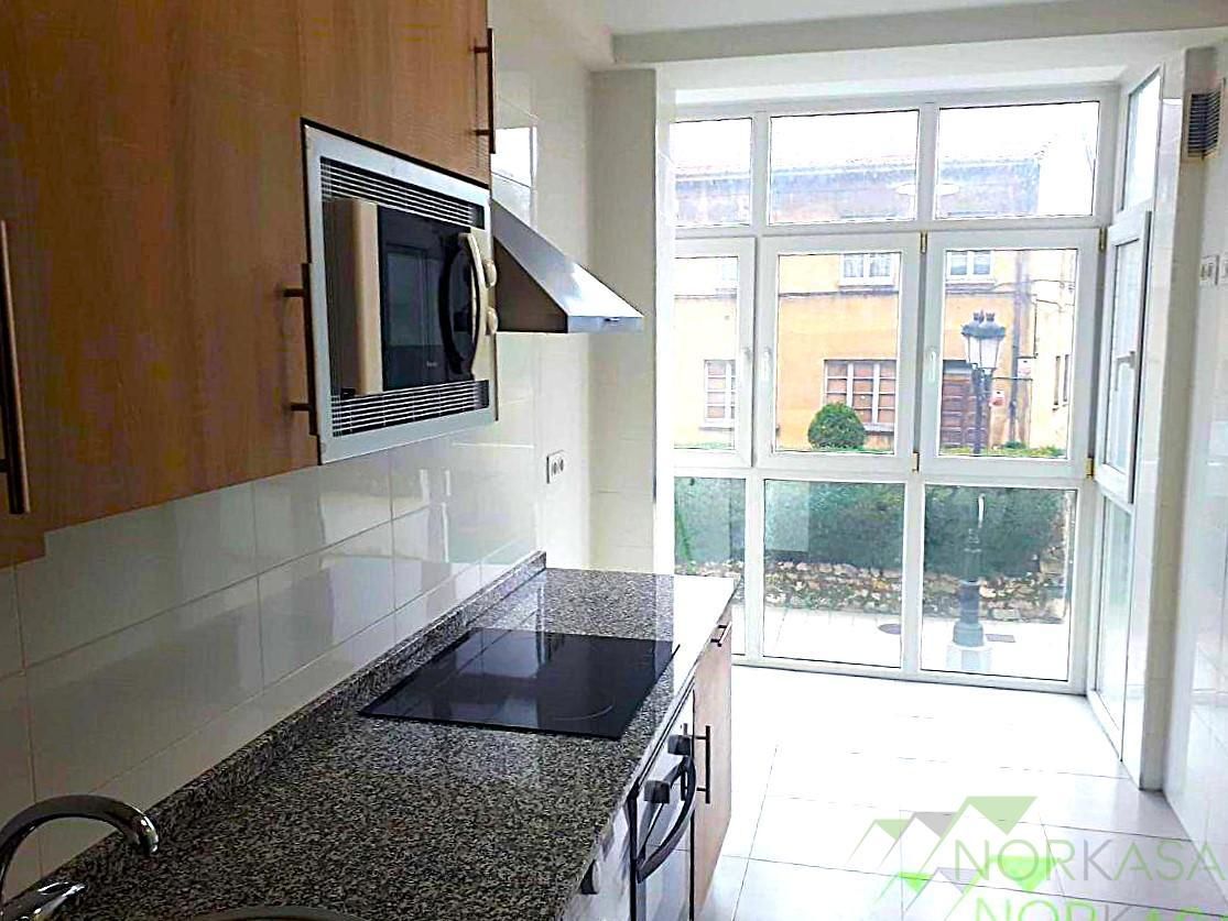 Cuina de Pis en venda en Oviedo  amb Calefacció, Parquet i Terrassa