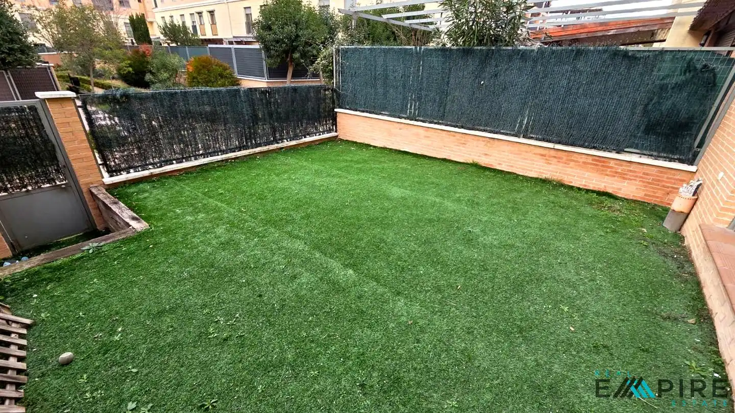 Terrassa de Casa adosada en venda en Parla amb Aire condicionat, Calefacció i Jardí privat